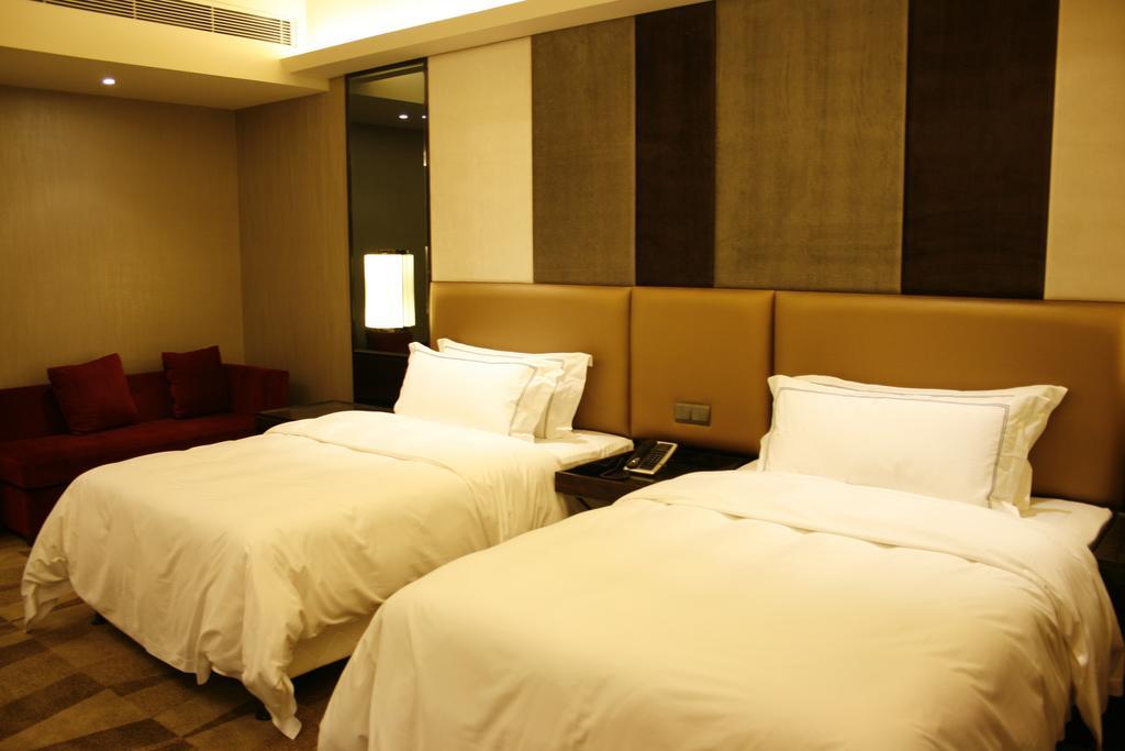 Royal Suites & Towers Wuhan Room photo
