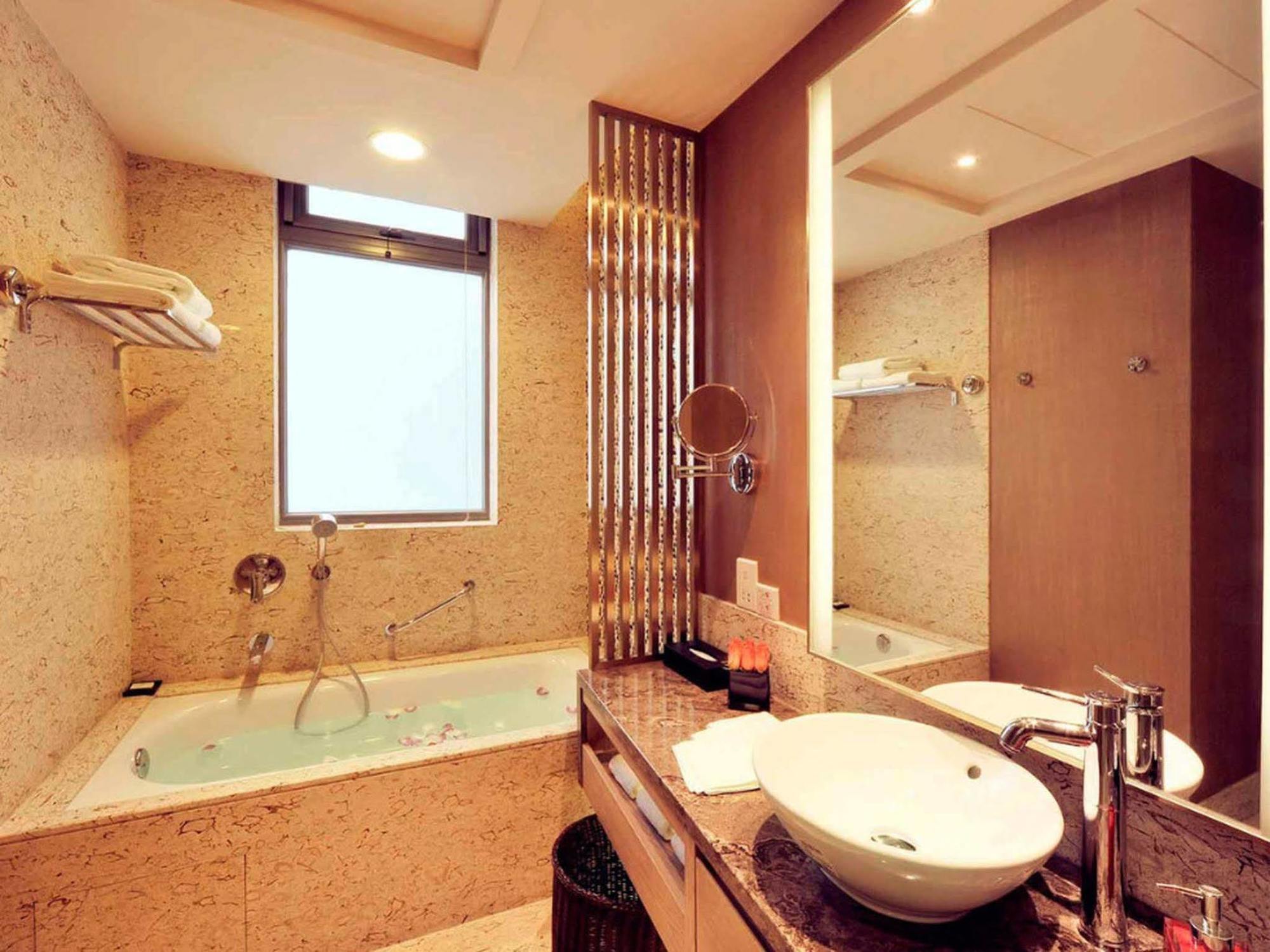 Royal Suites & Towers Wuhan Exterior photo